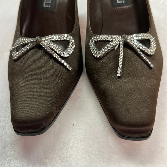 Vaneli Deep Chocolate w/Cutout Around Rhinestone Bow 2.5” Kitten Heel Pump S 6.5 - Picture 6 of 10
